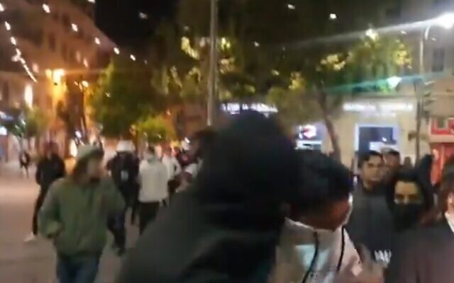 Clashes in downtown Jerusalem on April 22, 2021 (screen capture via Twitter)