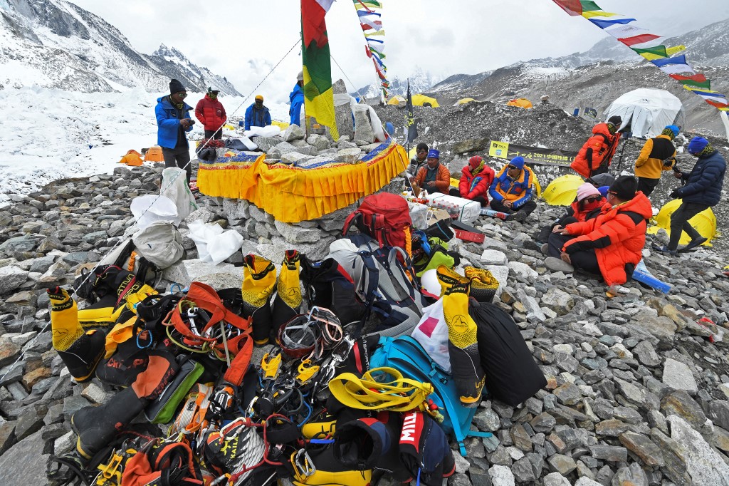 Base camp virus outbreak fails to deter climbers aiming for Mt