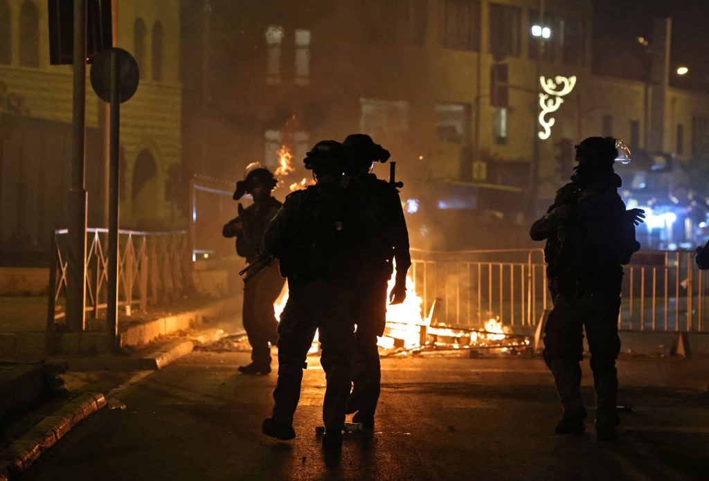 90 Palestinians hurt in Jerusalem clashes; IDF strikes Gaza after ...