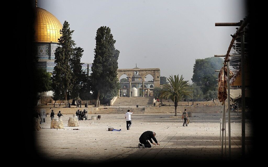 A view into the Temple Mount compound amid clashes between Palestinians and Israeli security forces, May 10, 2021 (Ahmad Gharabli / AFP)
