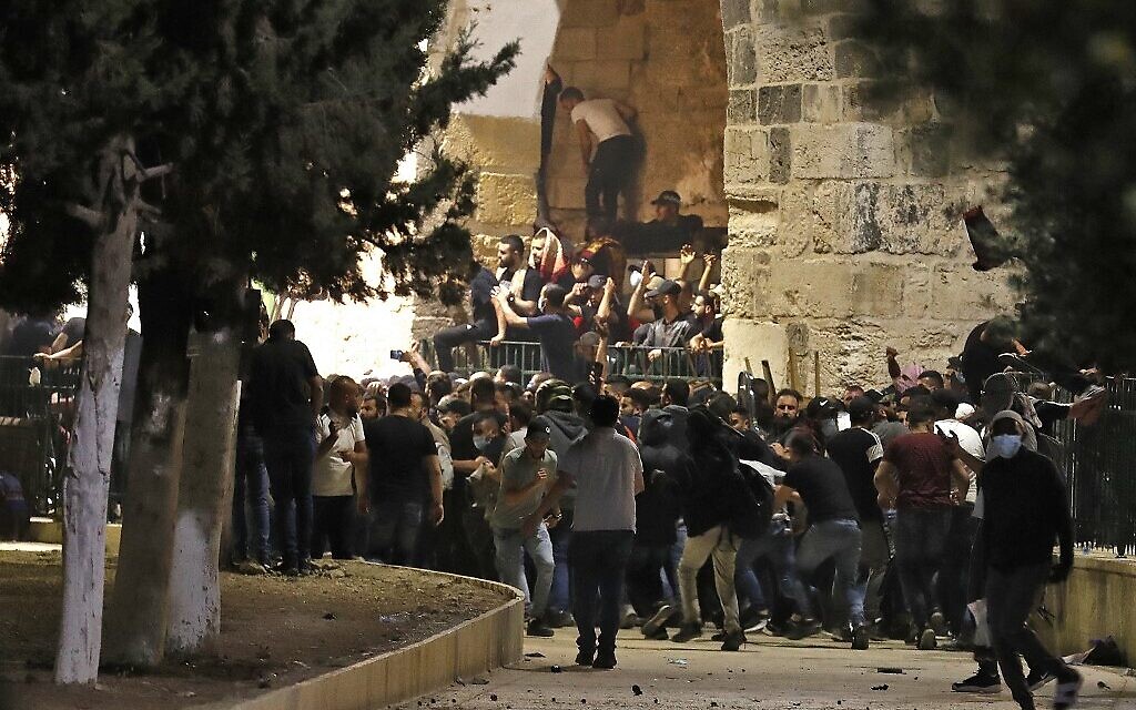 Palestinians clash with Israeli security forces on the Temple Mount/al-Aqsa mosque compound on May 10, 2021. (Ahmad GHARABLI / AFP)