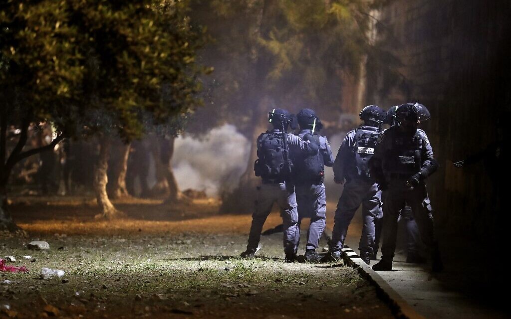Israeli security forces clash with Palestinians on the Temple Mount/al-Aqsa mosque compound on May 10, 2021. (Ahmad GHARABLI / AFP)
