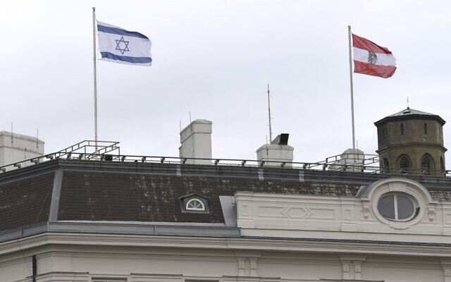 The Austrian Federal Chancellery raised the Israeli flag as a sign of solidarity, in Vienna on May 14, 2021. (HELMUT FOHRINGER / APA / AFP)