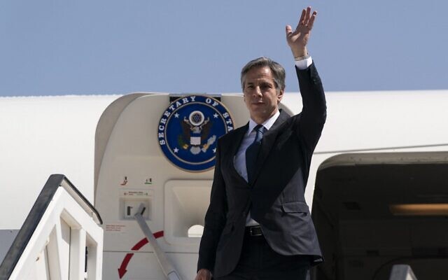 US Secretary of State Antony Blinken waves as he leaves Israel from Ben Gurion Airport following his visit to Israel and Palestinian territories,seen at his depature on May 26, 2021 . (Alex Brandon / AFP)