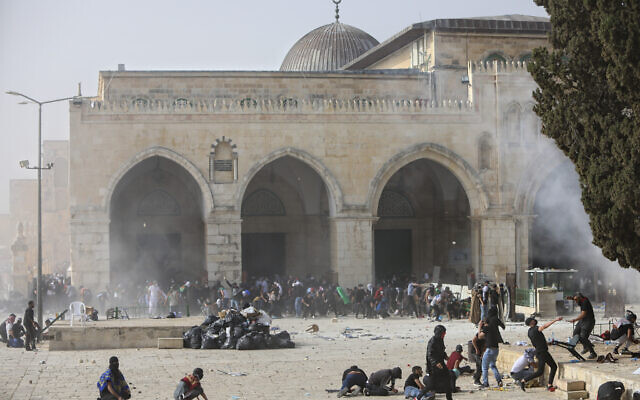 Palestinians clash with Israeli security forces in the Temple Mount compound in Jerusalem's Old City, May 10, 2021. (Mahmoud Illean/AP)