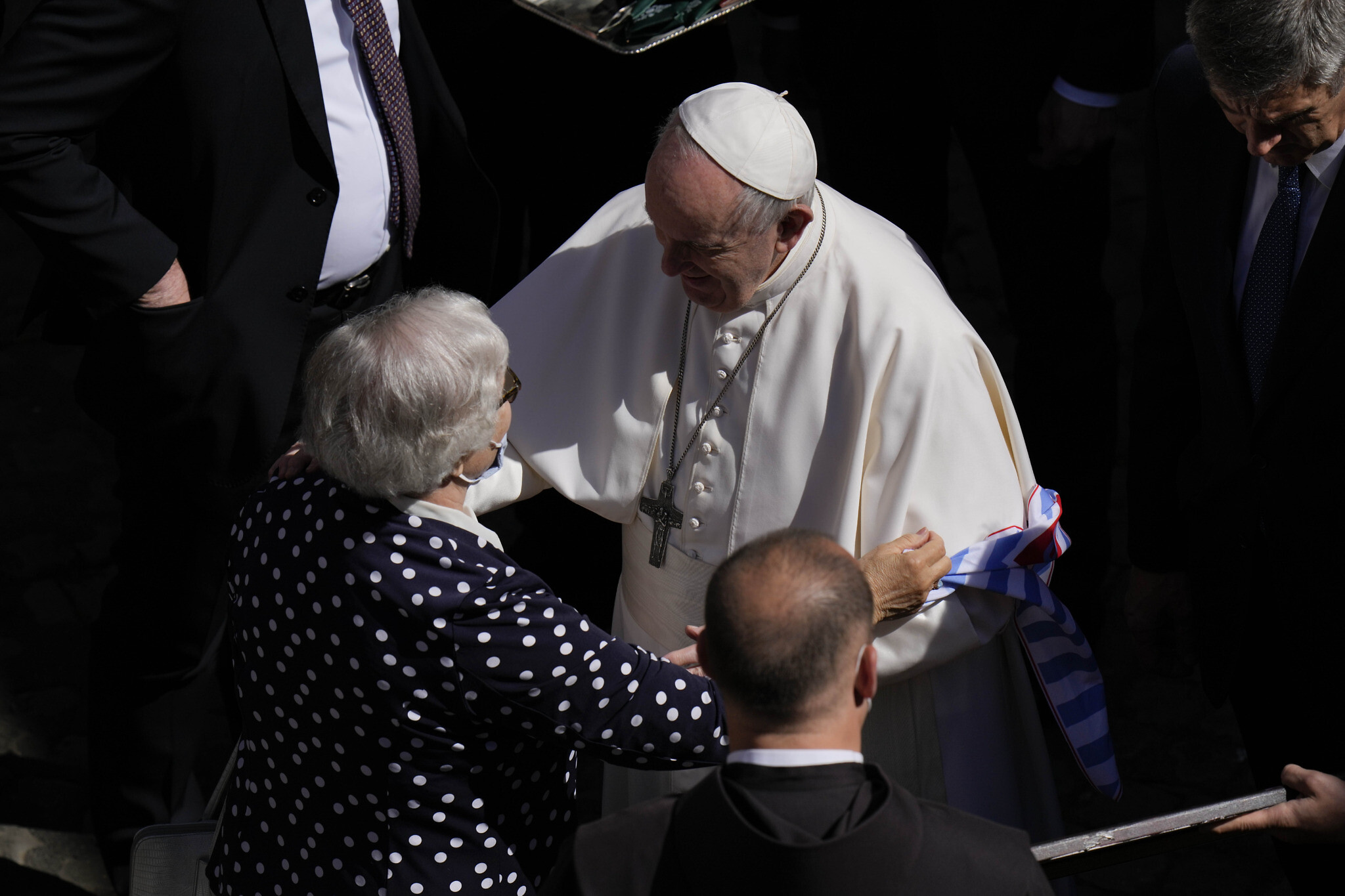 God følelse jug Odds Pope kisses Holocaust survivor's Auschwitz tattoo | The Times of Israel