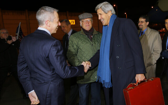 US Secretary of State John Kerry, center, right, is greeted by Michael Ratney, US Consul General to Jerusalem, left, Martin Indyk, US special envoy for Israeli-Palestinian Negotiations, second left, and Daniel Shapiro, US Ambassador to Israel, right, upon his arrival in Tel Aviv on Dec. 12, 2013 (AP Photo/Brian Snyder, Pool)