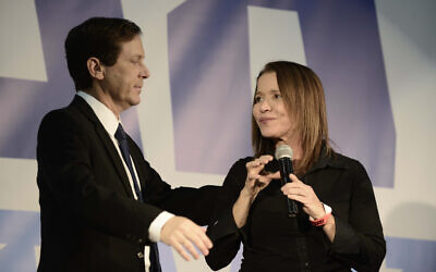 Former Labor head Isaac Herzog (left)  and MK Shelly Yachimovich at a party conference in Tel Aviv on December 14, 2014. (Tomer Neuberg/Flash90)