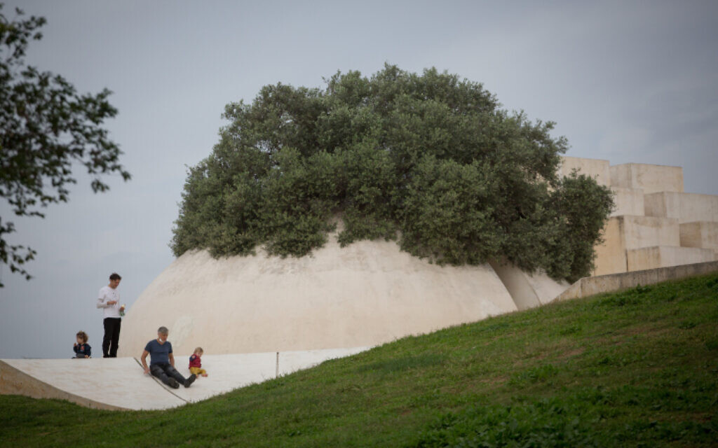 View of the 'White Square' sculpture, created by artist Dani Karavan, at Edith Wolfson park, overlooking Tel Aviv, on December 14, 2020 (Miriam Alster/FLASH90)