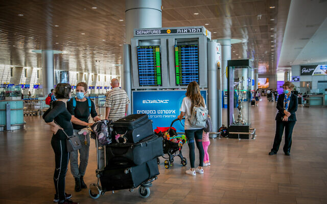 Travelers at Ben Gurion International Airport near Tel Aviv on April 18, 2021. (Yossi Aloni/Flash90)