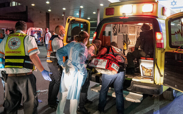 Illustrative -- Injured arrive at the Ziv Medical center in Safed after the Meron tragedy, April 30, 2021 (Flash90)