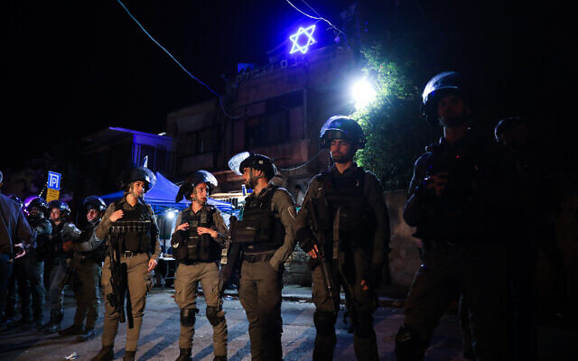 Israeli security forces outside a home of a Jewish family in the East Jerusalem neighborhood of Sheikh Jarrah on May 6, 2021. (Olivier Fitoussi/Flash90)