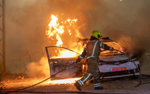 A police patrol car on fire in the city of Lod, on May 12, 2021. (Yossi Aloni/Flash90)
