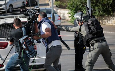 Police shoving reporters near the scene of a car ramming attack in the Sheikh Jarrah neighborhood of East Jerusalem on May 16, 2021. (Yossi Zamir/FLASH90)