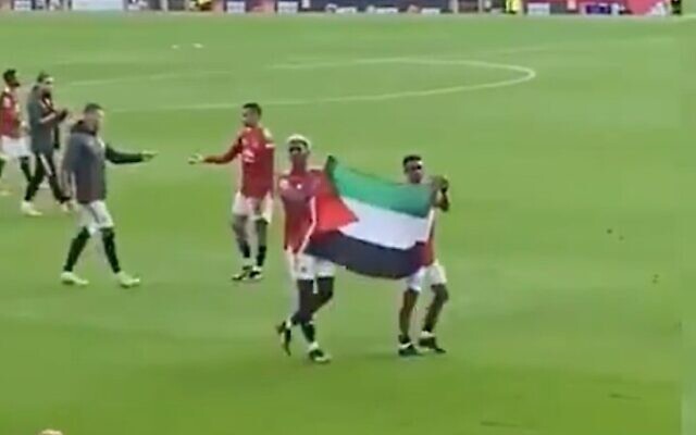Screen capture from video of Manchester United players holding a Palestinian flag after a game, May 17, 2021. (Twitter)