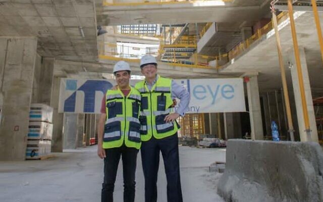 Intel CEO Pat Gelsinger tours Mobileye's new headquarters building in Jerusalem on May 2, 2021 with Mobileye CEO Amnon Shashua. (Courtesy: Intel)