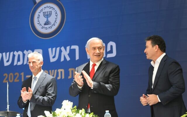 Prime Minister Benjamin Netanyahu, center, outgoing Mossad director Yossi Cohen, right, and incoming director David Barnea at a ceremony conferring the Prime Minister's Award on exceptional Mossad agents, May 24, 2021. (Amos Ben Gershom/GPO)