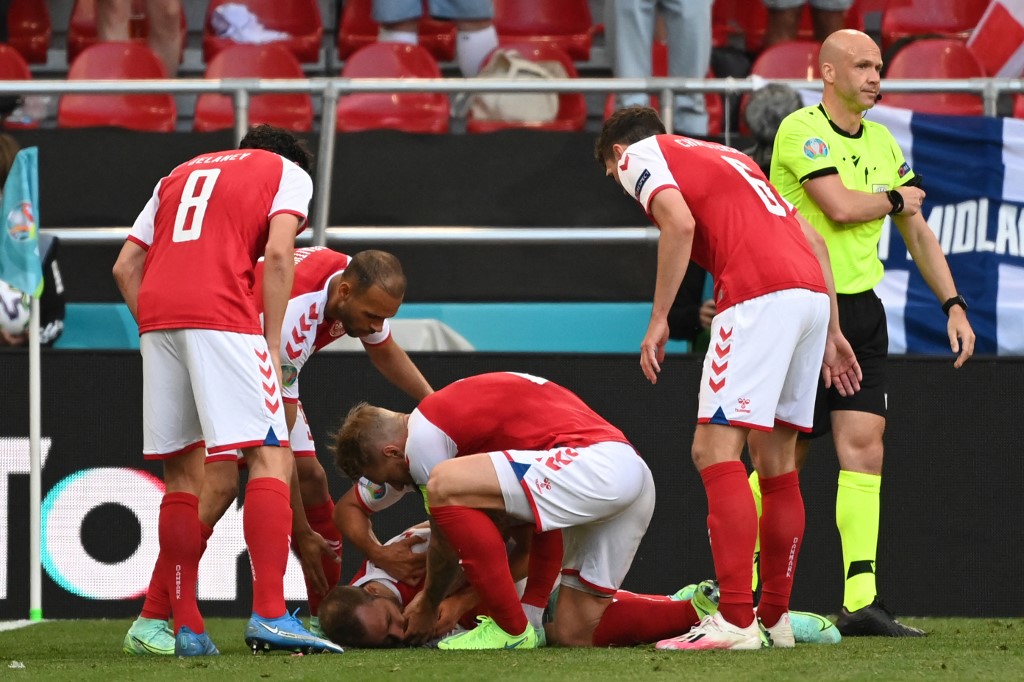 In scary scene at Euro 2020, Denmark's Eriksen collapses on the field | The  Times of Israel