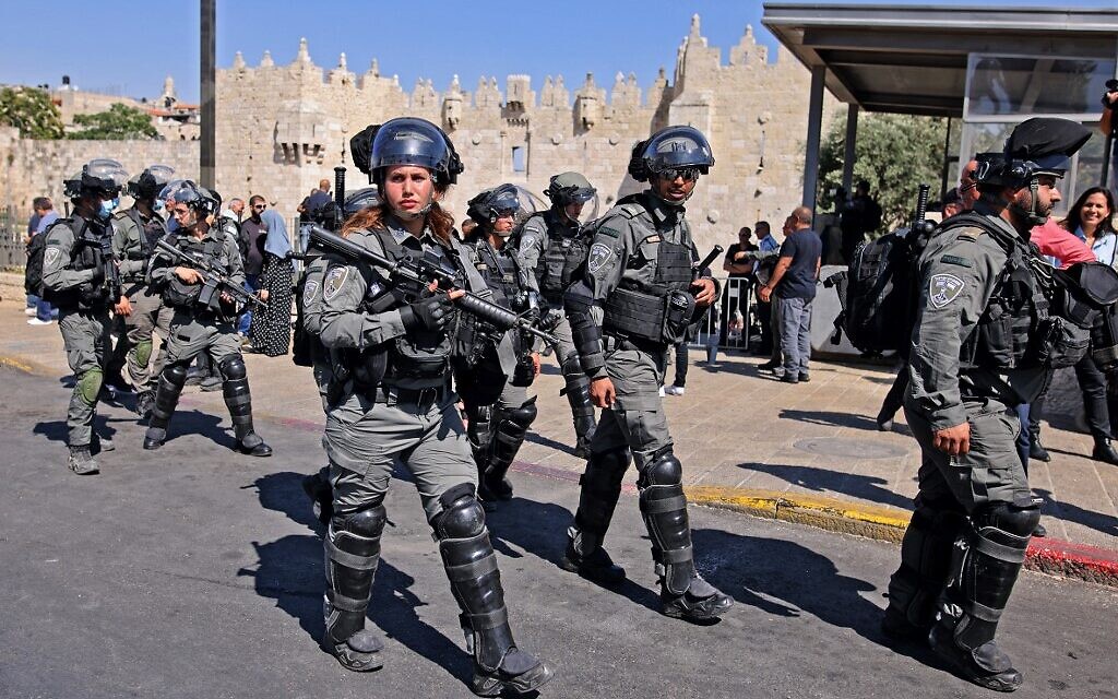 Israeli security forces deploy at Damascus Gate to the Old City in Jerusalem on June 15, 2021 (AHMAD GHARABLI / AFP)
