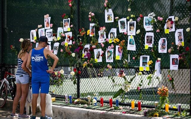 Visitors at a makeshift memorial at the site of a collapsed building in Surfside, Florida, north of Miami Beach,on June 26, 2021. (Andrea SARCOS/AFP)