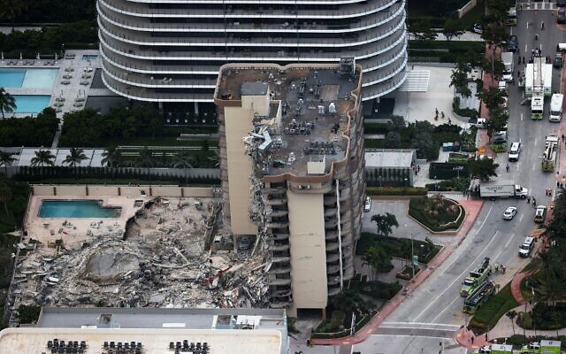 SURFSIDE, FLORIDA – JUNE 24: In this aerial view, search and rescue personnel work after the partial collapse of the 12-story Champlain Towers South condo building on June 24, 2021 in Surfside, Florida. (JOE RAEDLE / GETTY IMAGES NORTH AMERICA / Getty Images via AFP)