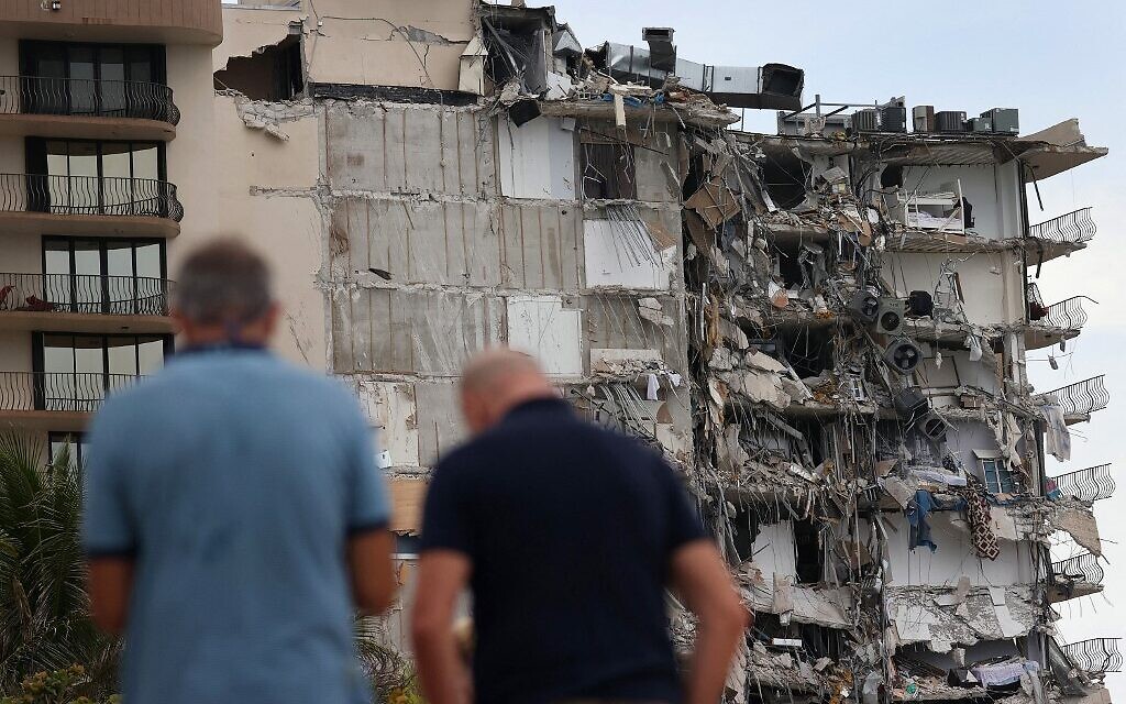 Illustrative: People look at a portion of the 12-story Champlain Towers South condo building that partially collapsed on June 24, 2021 in Surfside, Florida. (JOE RAEDLE / GETTY IMAGES NORTH AMERICA/Getty images via AFP)