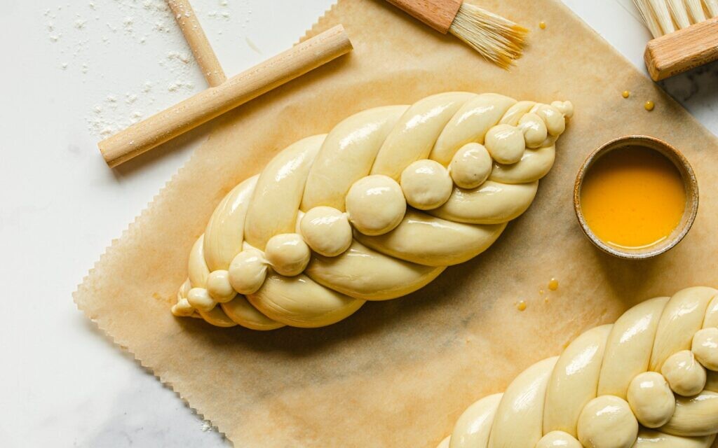 This technique by Swiss challah baker Katharina Arrigonia includes a flat braid with a ball chain down the center inspired by a French bread, 'le pain chapelet.' (Courtesy/ via JTA)