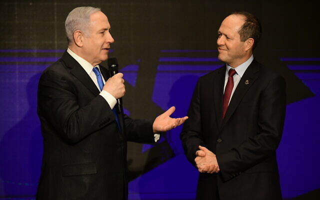 Prime minister Benjamin Netanyahu and Likud MK Nir Barkat present the Likud economic plan, during a Likud party event in Tel Aviv on February 16, 2020. (Tomer Neuberg/Flash90)