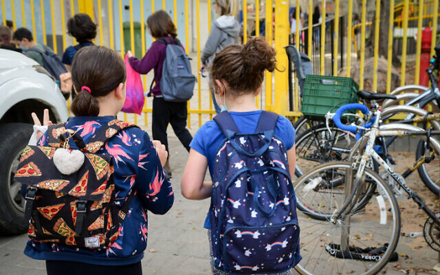 Israeli students going to school in Tel Aviv on April 18, 2021. (Avshalom Sassoni/Flash90)