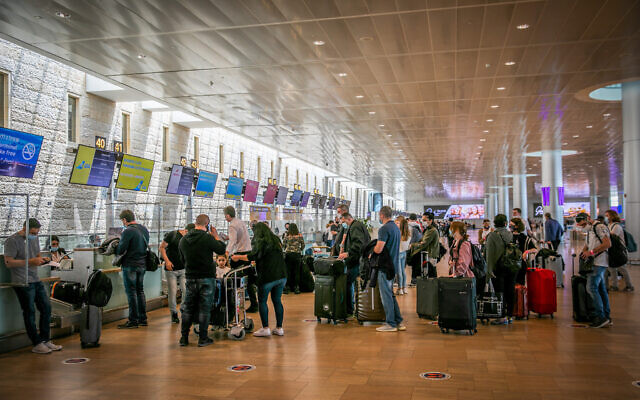 Travelers at the Ben Gurion International Airport near Tel Aviv on April 18, 2021. (Yossi Aloni/Flash90)