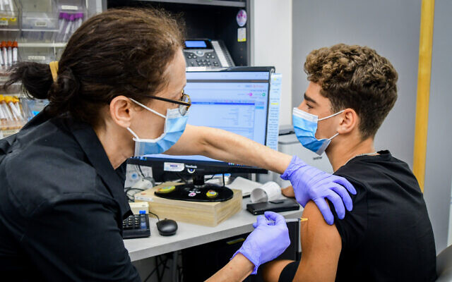 An Israeli teen receives the coronavirus vaccine in Tel Aviv on June 22, 2021. (Avshalom Sassoni/Flash90)