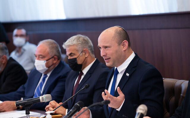Prime Minister Naftali Bennett leads a cabinet meeting at the Prime Minister's Office in Jerusalem on June 20, 2021 (Alex Kolomoisky/POOL)