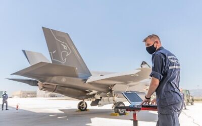 An Israeli technician stands in front of an F-35 fighter jet ahead of an air force exercise in Italy in June 2021. (Israel Defense Forces)