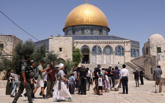 Israeli security forces stand guard, as a group of Jews visit the Temple Mount (Al-Aqsa) compound in Jerusalem, on July 18, 2021. (AHMAD GHARABLI / AFP)