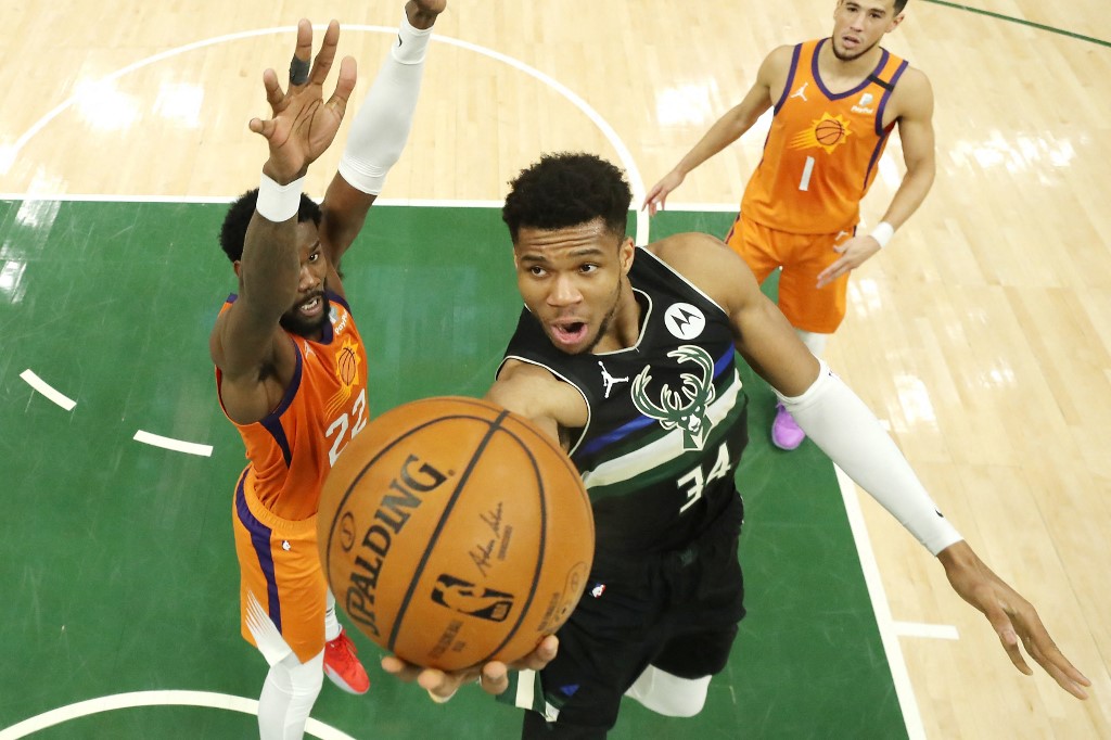 Giannis Antetokounmpo becomes Bucks all-time points leader
