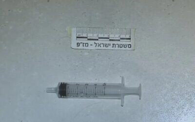 A syringe with which doctor Asaf Karpel allegedly tried to murder the partner of a woman he had a crush on, July 2021. (Israel Police)
