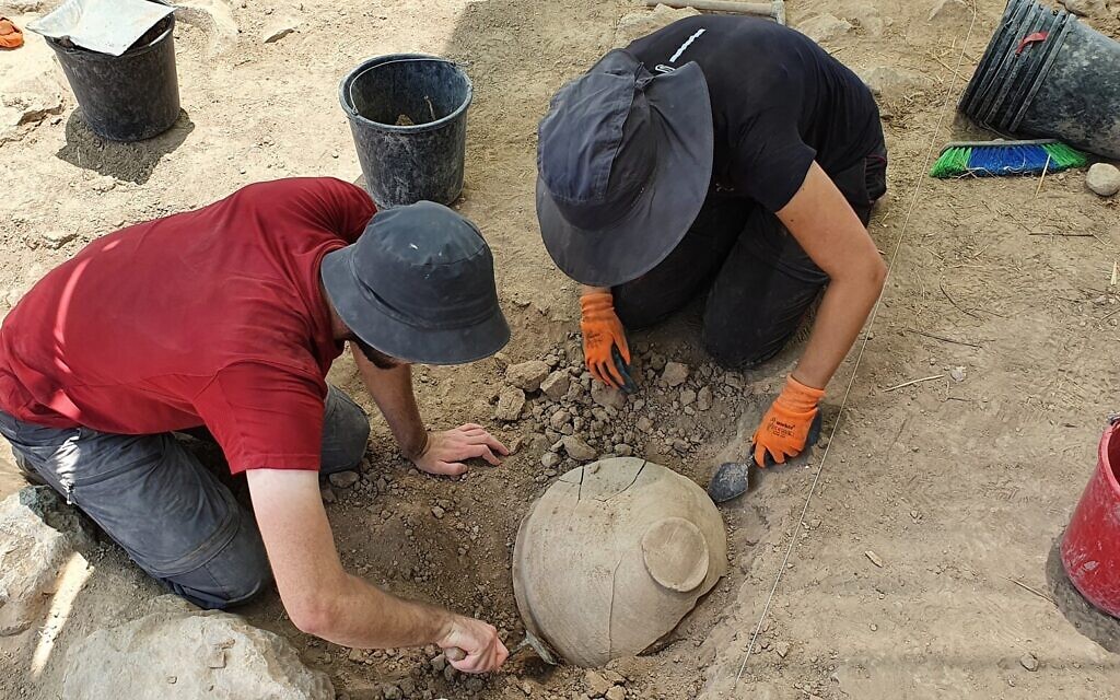 Excavating a jar from the time of the biblical Judges at Khirbet el Rai. (Sa‘ar Ganor, Israel Antiquities Authority)