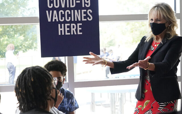 A primeira-dama dos EUA, Jill Biden, incentiva os pacientes vacinados recentemente a fazerem com que amigos e familiares não vacinados recebam suas vacinas COVID-19 durante uma visita a uma clínica pop-up na Jackson State University em Jackson, Mississippi, em 22 de junho de 2021. (AP / Rogelio V . Solis)