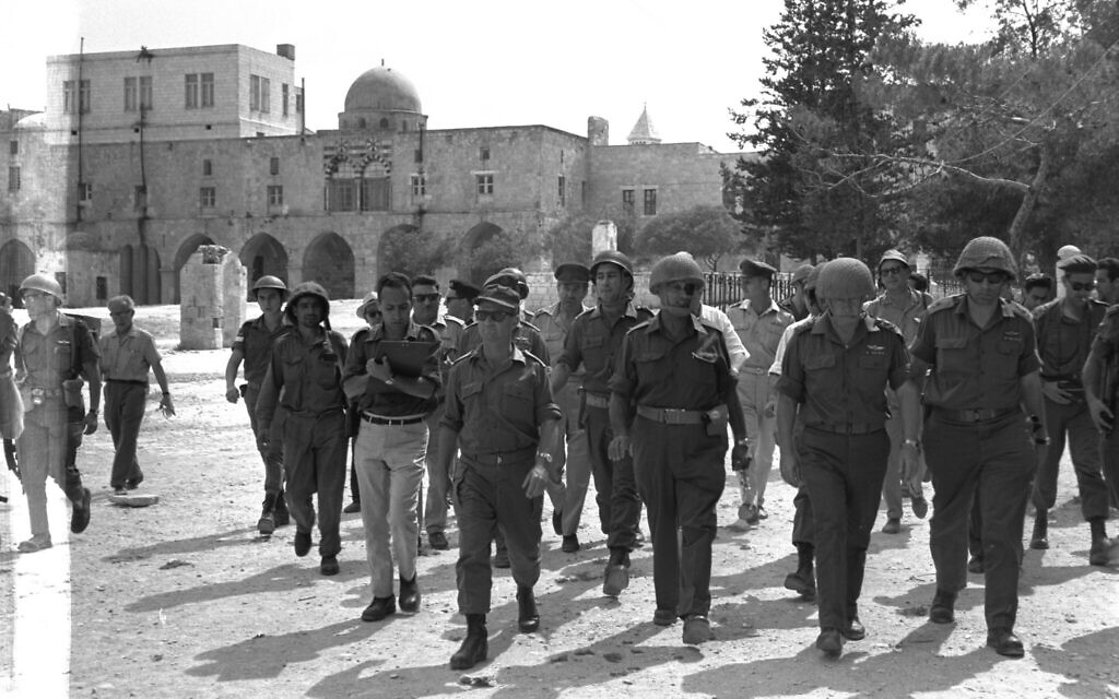 Moshe Dayan at the Temple Mount, June 7, 1967. (Ilan Bruner / GPO)