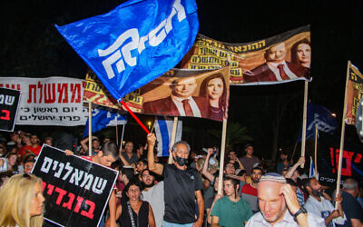 Illustrative: Likud supporters protest outside the home of Yamina MK Ayelet Shaked in Tel Aviv on May 30, 2021. (Flash90)