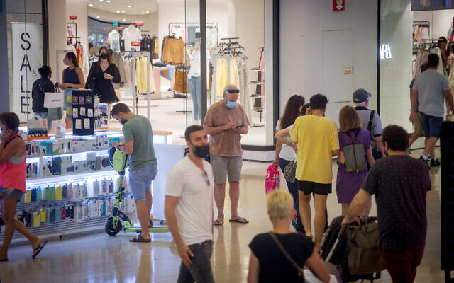 Israelis wear protective face masks as they shop in Dizengoff Center in Tel Aviv, on June 29, 2021. (Miriam Alster/FLASH90)