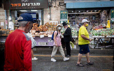 Illustrative: People wear facemasks at the Mahane Yehuda market in Jerusalem on June 15, 2021. (Yonatan Sindel/Flash90)