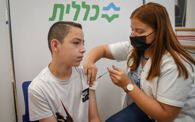 Israeli teen receives a COVID-19 vaccine in Petah Tikva, on July 19, 2021. (Flash90)