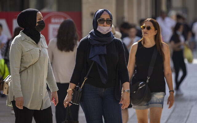 People are seen wearing face masks in Jerusalem, July 19, 2021. (Olivier Fitoussi/Flash90)