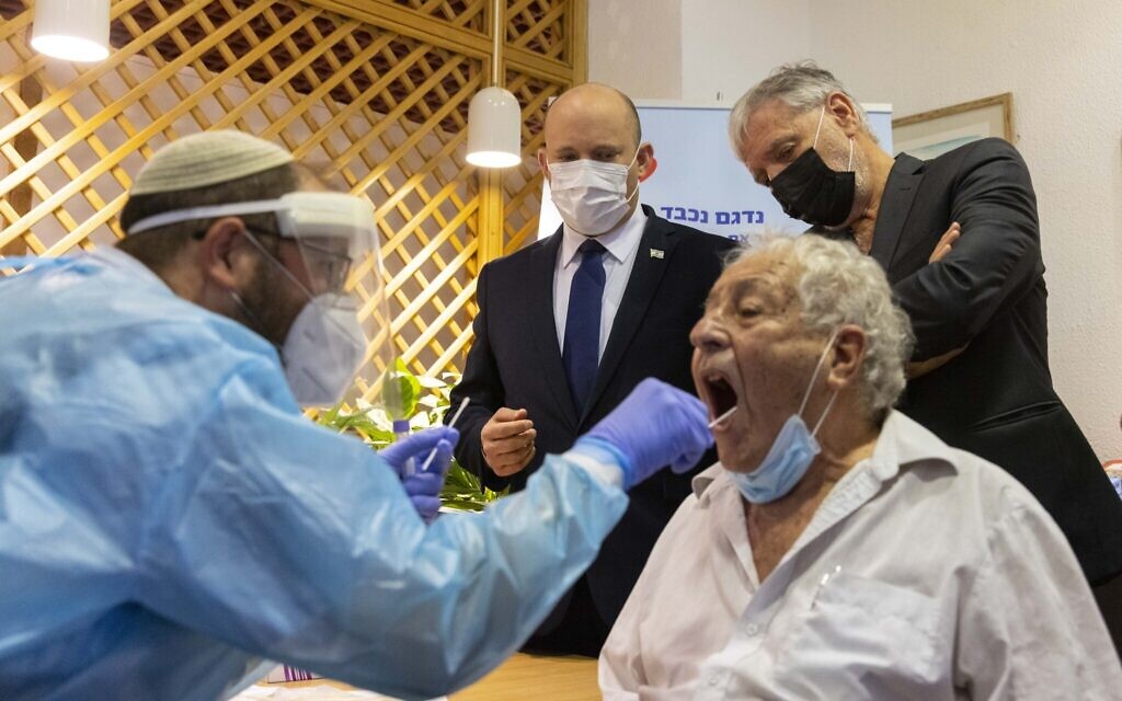 Le Premier ministre a décidé d’arrêter la troisième dose du vaccin pour les Israéliens âgés après l’approbation du comité d’experts