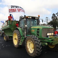 Farmers block the Bilu Junction as part of protests around the country against the finance and agriculture ministries plan to open up the fruit and vegetable market for import, on July 29, 2021. (Yossi Aloni/Flash90)