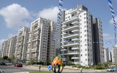 Construction of new residential buildings in a new neighborhood of Beer Yaakov, on March 26, 2020.
(Flash90)