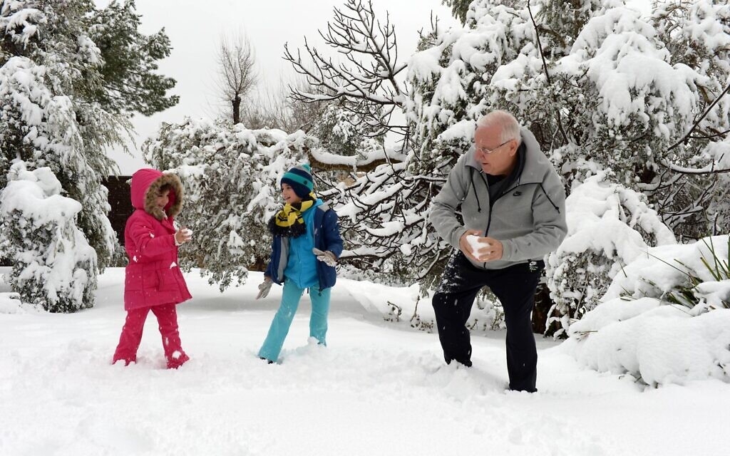 President Reuven Rivlin playing with his grandchildren after snowfall in Jerusalem, February 20, 2015.
photo by (Haim Zach / GPO