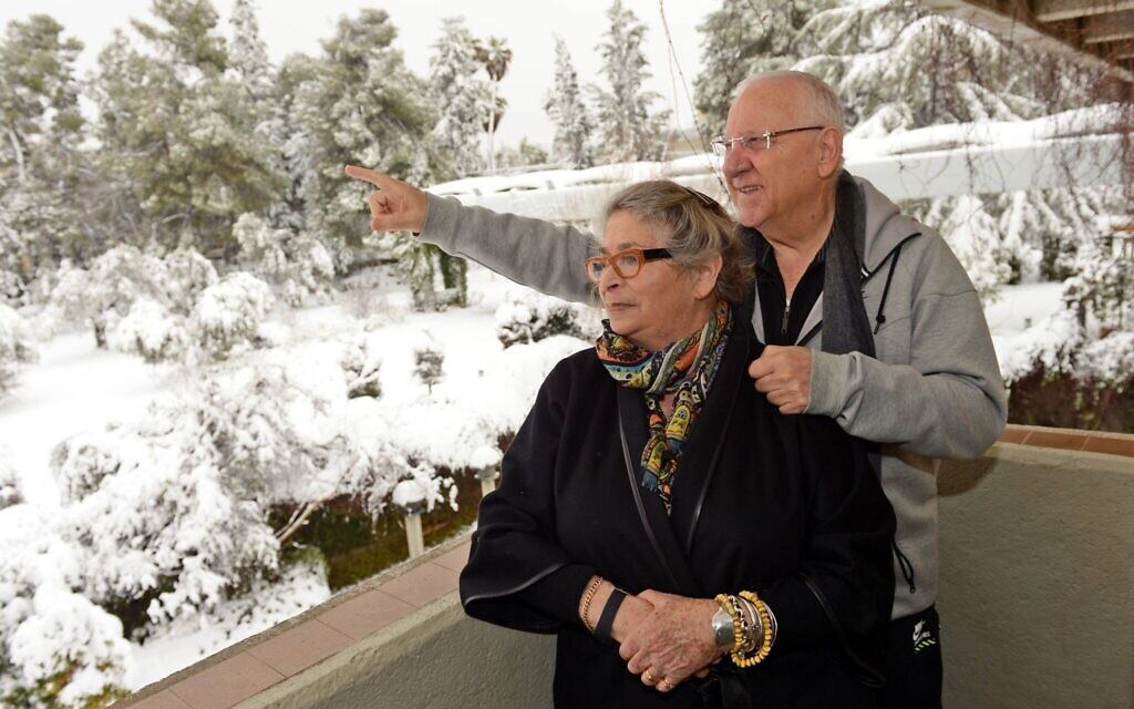 President Reuven Rivlin (R) with his wife Nechama after snowfall in Jerusalem, February 20, 2015. (Haim Zach / GPO)