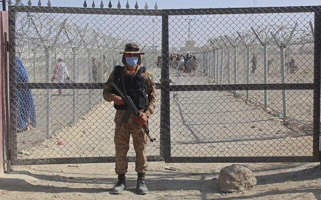 A Pakistani soldier stands guard at the Pakistan-Afghanistan border crossing point in Chaman on August 20, 2021. (AFP)